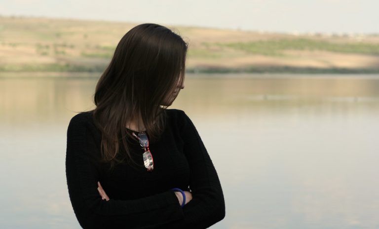 Ce să NU spui unei persoane cu depresie – și cum poți ajuta cu adevărat