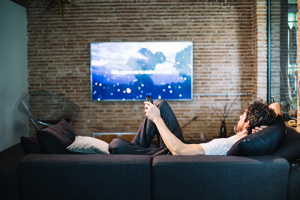 Privitul excesiv la televizor: când relaxarea devine dependență