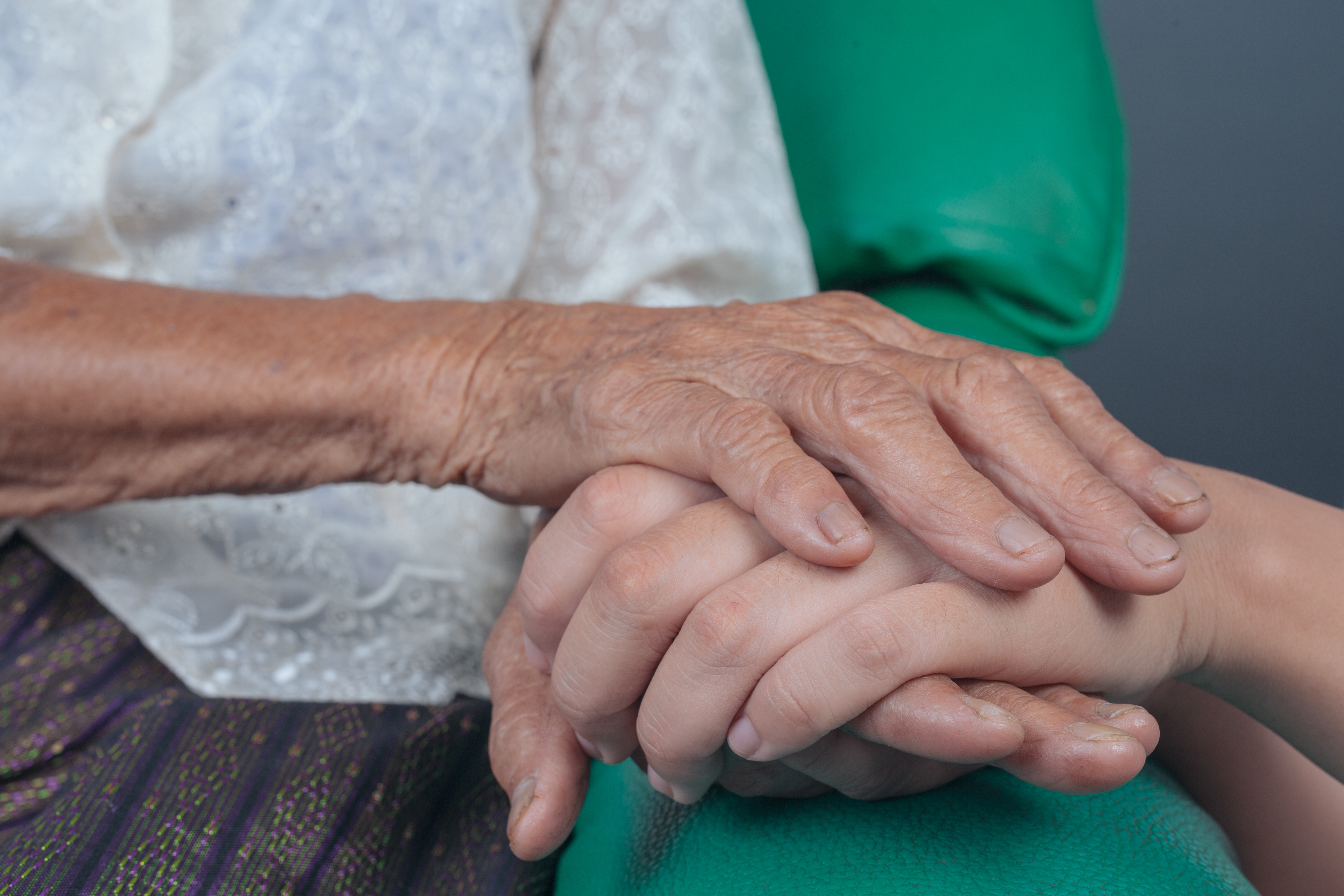 Cum să te porți cu o persoană care suferă de demență
