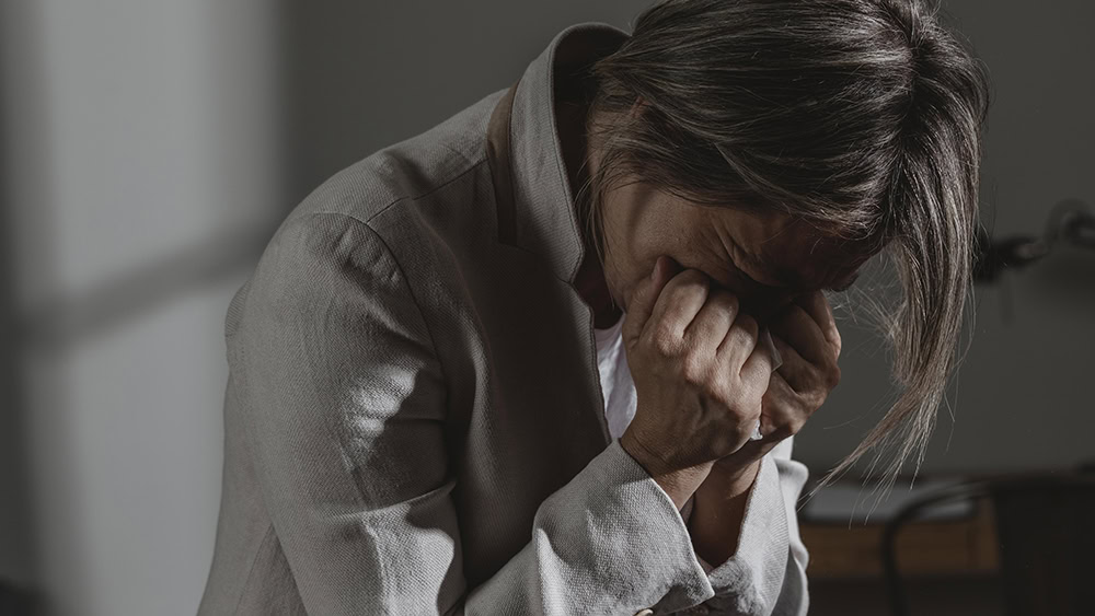 Etapele depășirii pierderii cuiva drag – Modelul Kübler-Ross explicat cu blândețe